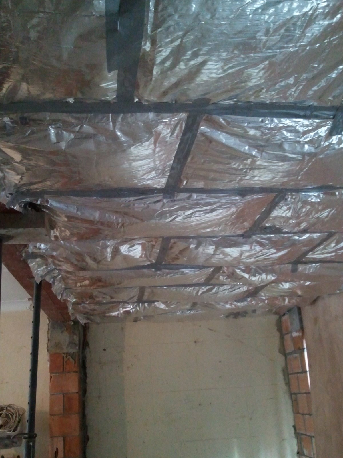 Ons huisje: plat dak voor dakterras en plafond Houten plafond hellend