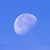 Por que podemos ver a Lua durante o dia?