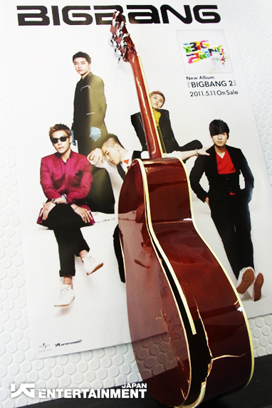[Pics] Big Bang Japan Blog publica: Guitarra usada en Tonight en el Love & Hope Tour  TONIGHT+GUITAR+LOVE+%2526+HOPE+JAPAN