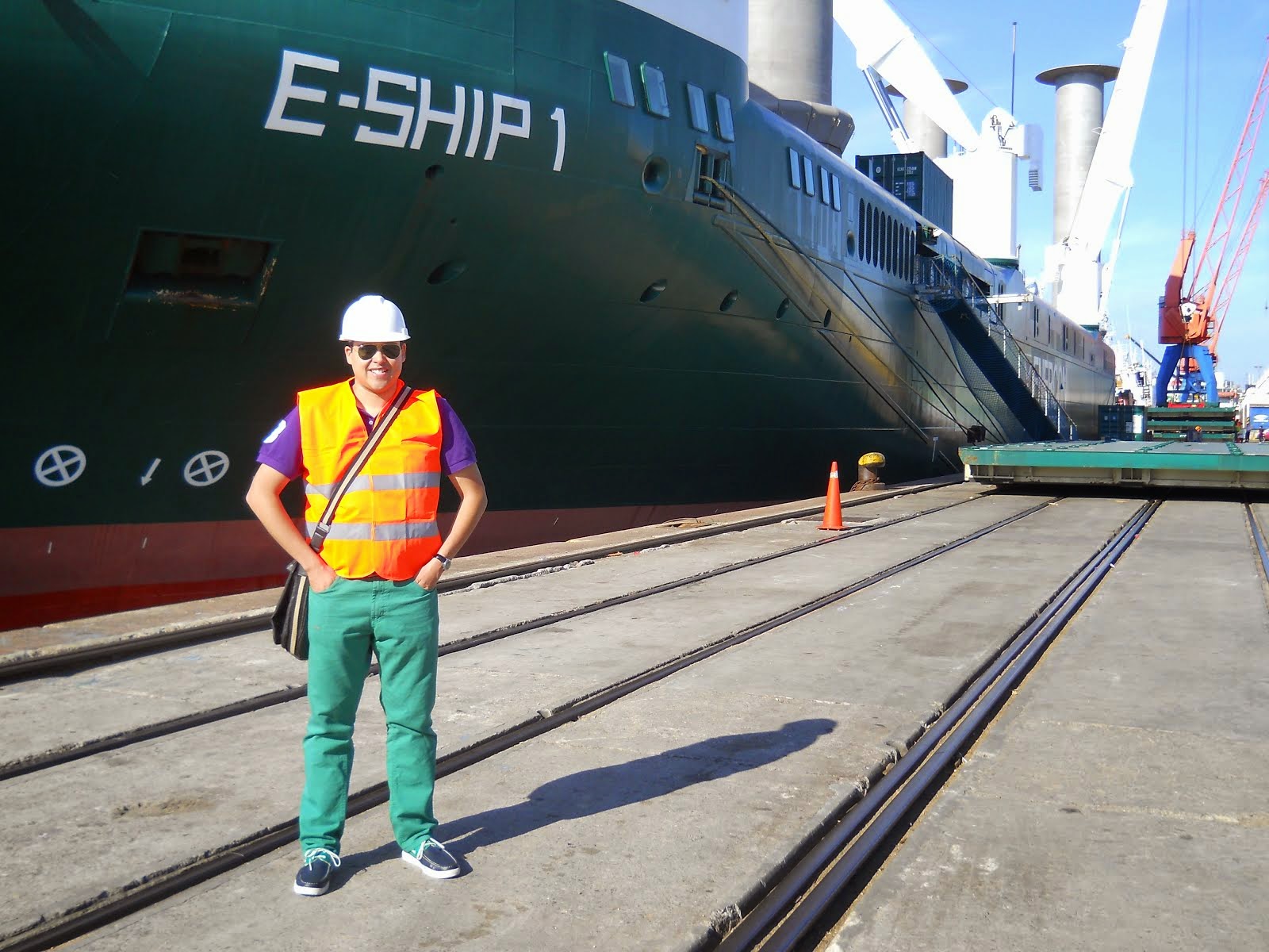 Arribo al Puerto de Montevideo del Buque Eólico de bandera alemana "E-Ship 1" - 8-1-2015