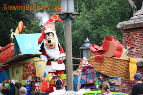 Goofy in the Mickey's Jingle Jingle Parade