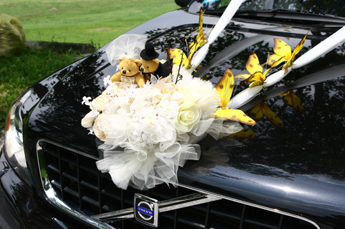 A wedding is a lot of car design utilizing fabric mesh and Ribbon to 