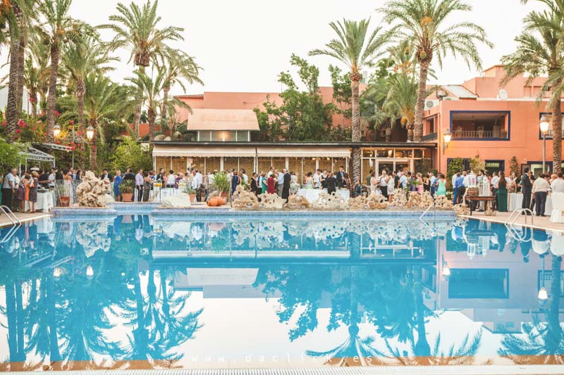 Coctail de boda junto la piscina de Restaurante las Palmeras Crevillente