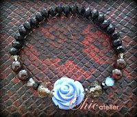 Pulsera con rosa azul Tendencias en pulseras y complementos de moda