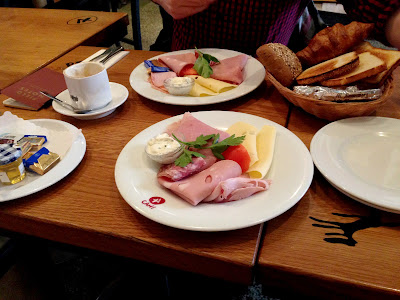 Neulich auf der Ehrenstraße in Köln: Frühstück im 4 Cani