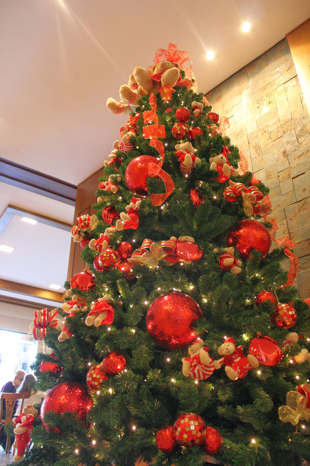 decoracao arvore de natal vermelho e dourado: Natal com decoração de bolinhas e ursinhos de pelúcia em vermelho decoracao arvore de natal vermelho e dourado: Natal com decoração de bolinhas e ursinhos de pelúcia em vermelho