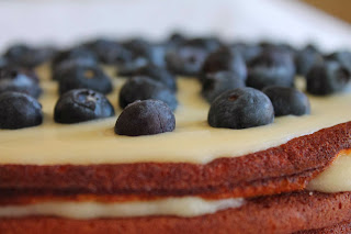 Tarta de chocolate blanco con lemon curd y arándanos