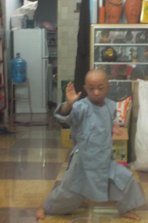 Chú tiểu “siêu tí hon” thực hiện màn múa võ siêu đẳng