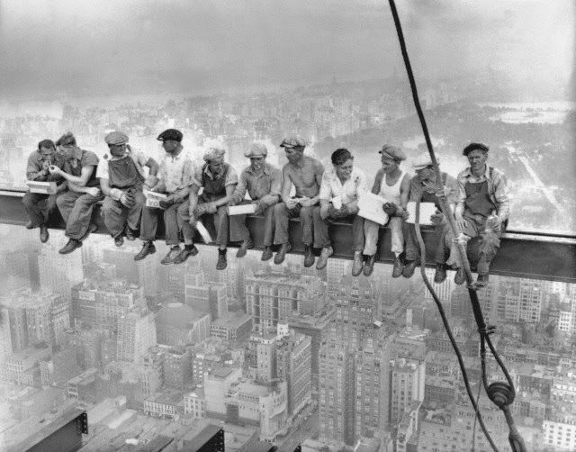 Lunch-atop-a-skyscraper-c1932.jpg