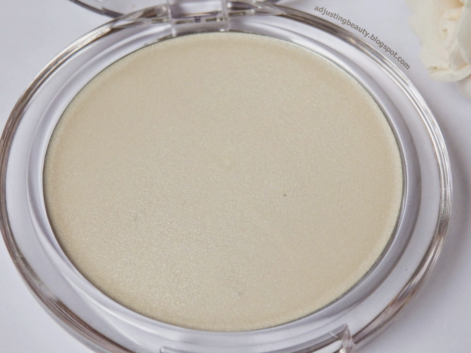 Essence Soo Glow! cream to powder highlighter (10 Look On The Bright