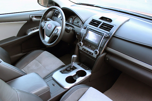 вид салона с пассажирского сидения Toyota Camry SE V6 2012