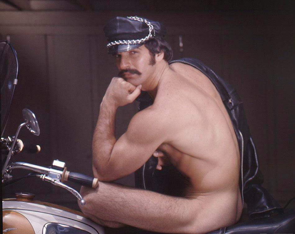 Порно Актер С Серьгой