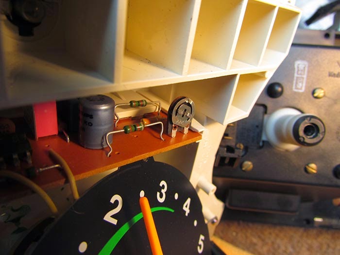 Crawls Backward (When Alarmed): VDO Quartz Clock Repair on the SAAB c900