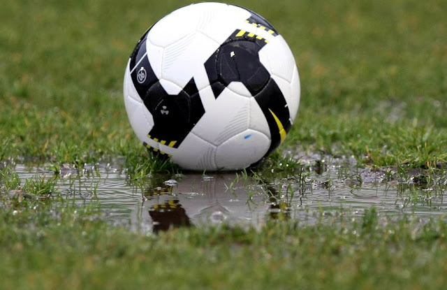 μπάλα ποδοσφαίρου στη βροχή