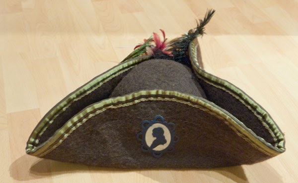 Falten servietten tafelspitz serviette bestecktasche serviettenformen kochtopf flächen motiv einfachsten Fadenwelten: DIY Dreispitz - Piratenhut zum selber machen