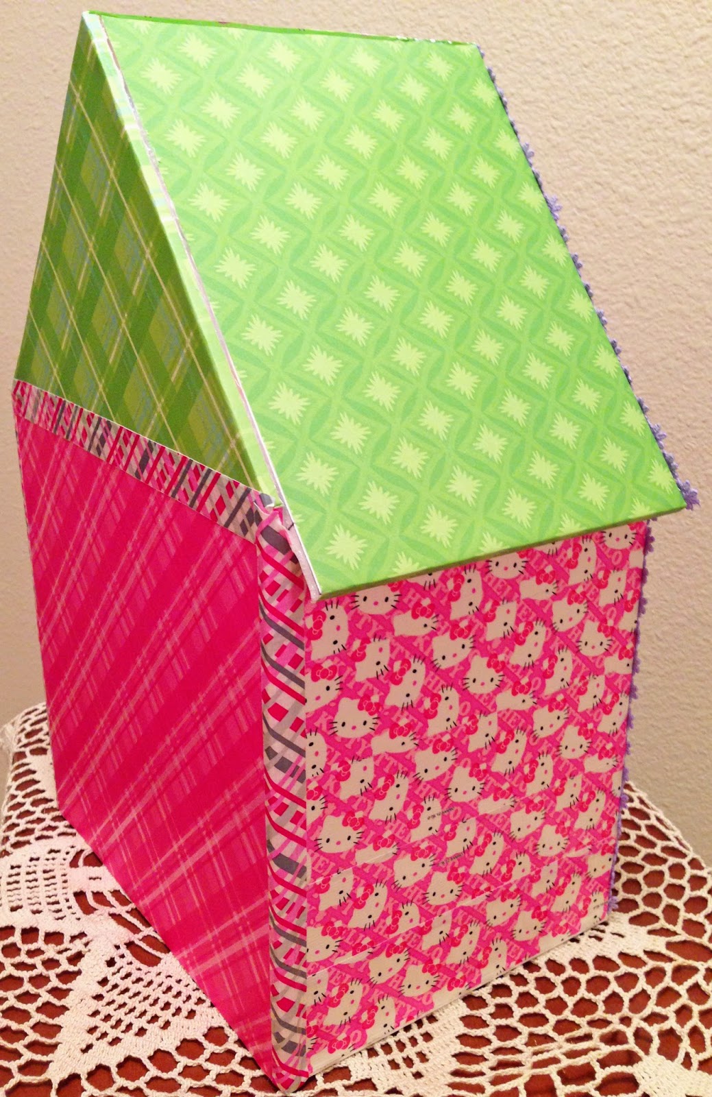 Dollhouse Decorating! A Quick, Easy, Fun, Cheap Foamboard Dollhouse!