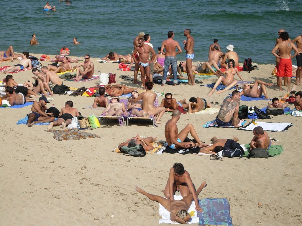 People at the beach naked having sex - Nude pic