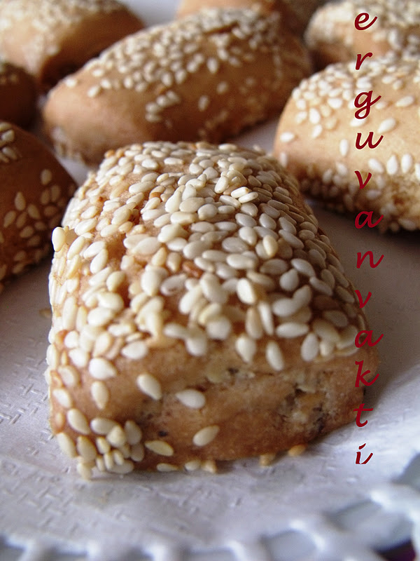 ERGUVAN VAKTİ TAHİNLİ CEVİZLİ RULO KURABİYE