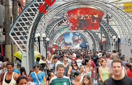 Av. Paulista recebe festa Hare Krishna com distribuição de almoço