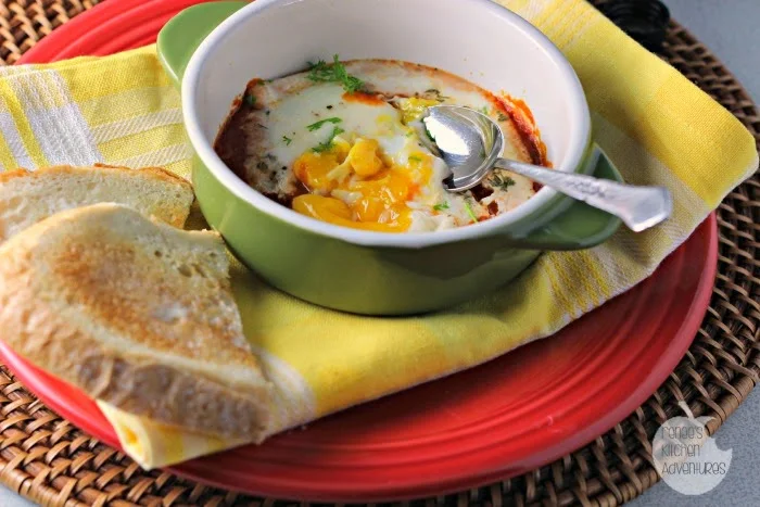 Baked Eggs in Spicy Habanero Sauce: easy and spicy baked eggs recipe