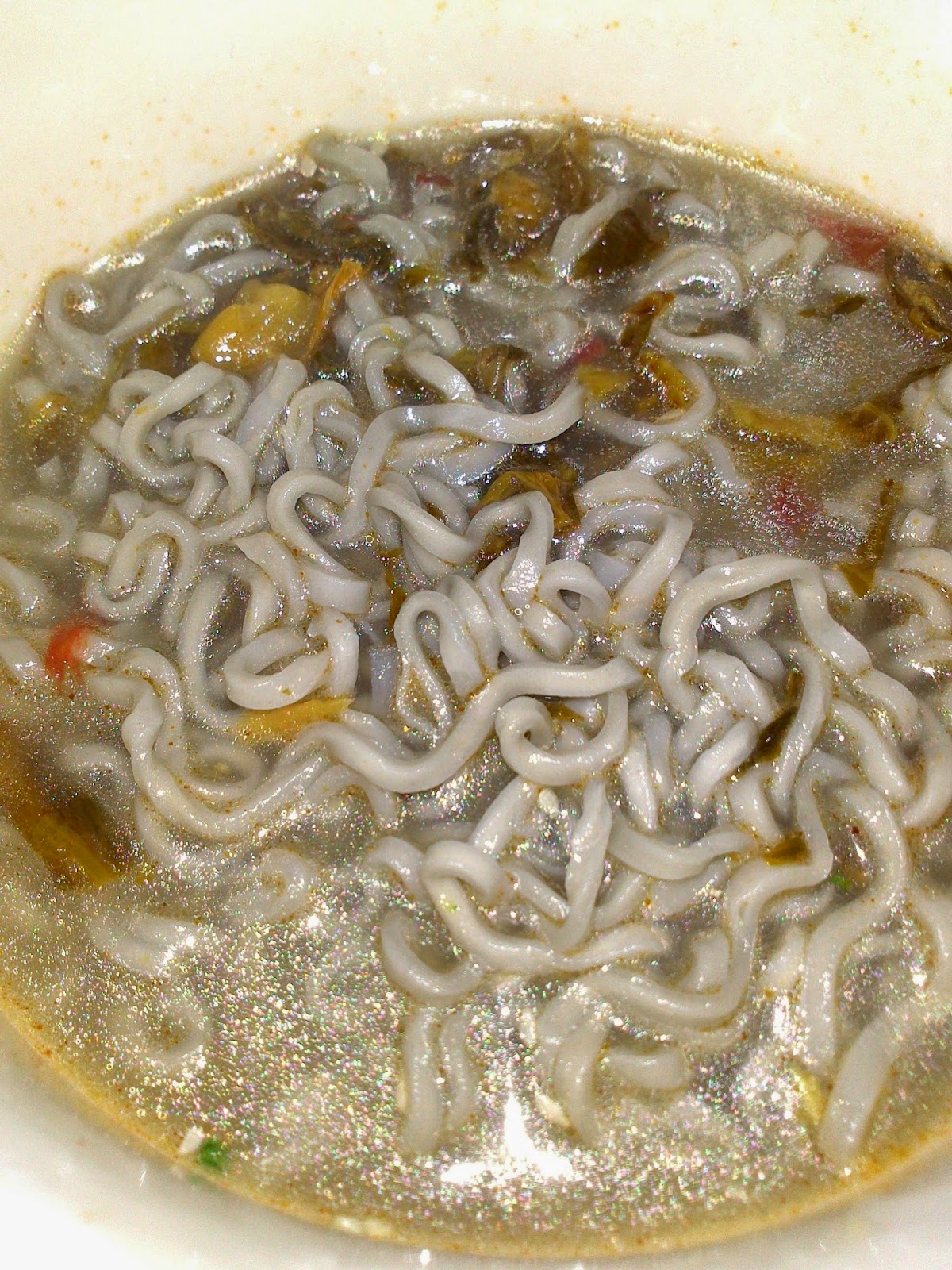 Supersupergirl's Food Reviews Nonfried bamboo charcoal noodles by Sau Tao