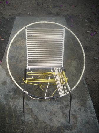 Reciplast.: Restaurando sillas con tiras de botellas plásticas.
