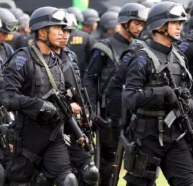 Perbandingan S.w.a.t Dengan Densus 88 [ www.BlogApaAja.com ]