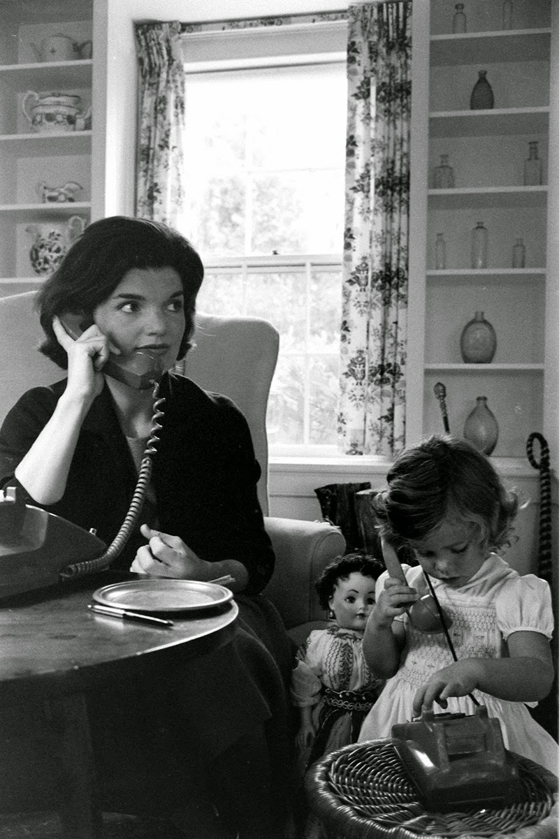 Stunning Image of Jacqueline Kennedy and Caroline Kennedy in 1960 