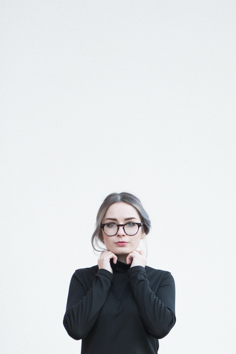 black turtle neck top girl with grey hair pink boyfriend granny coat fashion blogger winter outfit