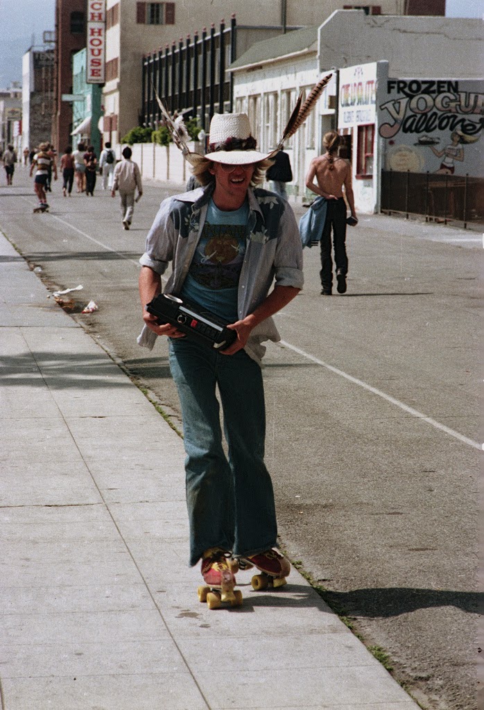 35 Interesting Vintage Photographs Of Roller Skaters At