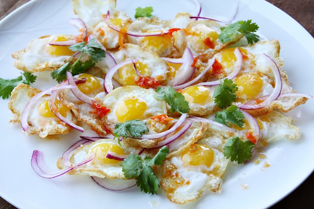 Easy egg salad: Spicy fried egg salad