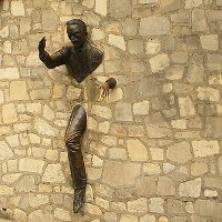 avoidnomore.org image - The Man Who Could Walk Through Walls, sculpture by Jean Marais, Paris - image by Britchi Mirela, commons.wikimedia.org