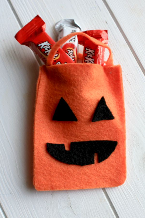 Scare up some silly fun this Halloween with these easy to make treat bags! #TrickOrSweet #ad