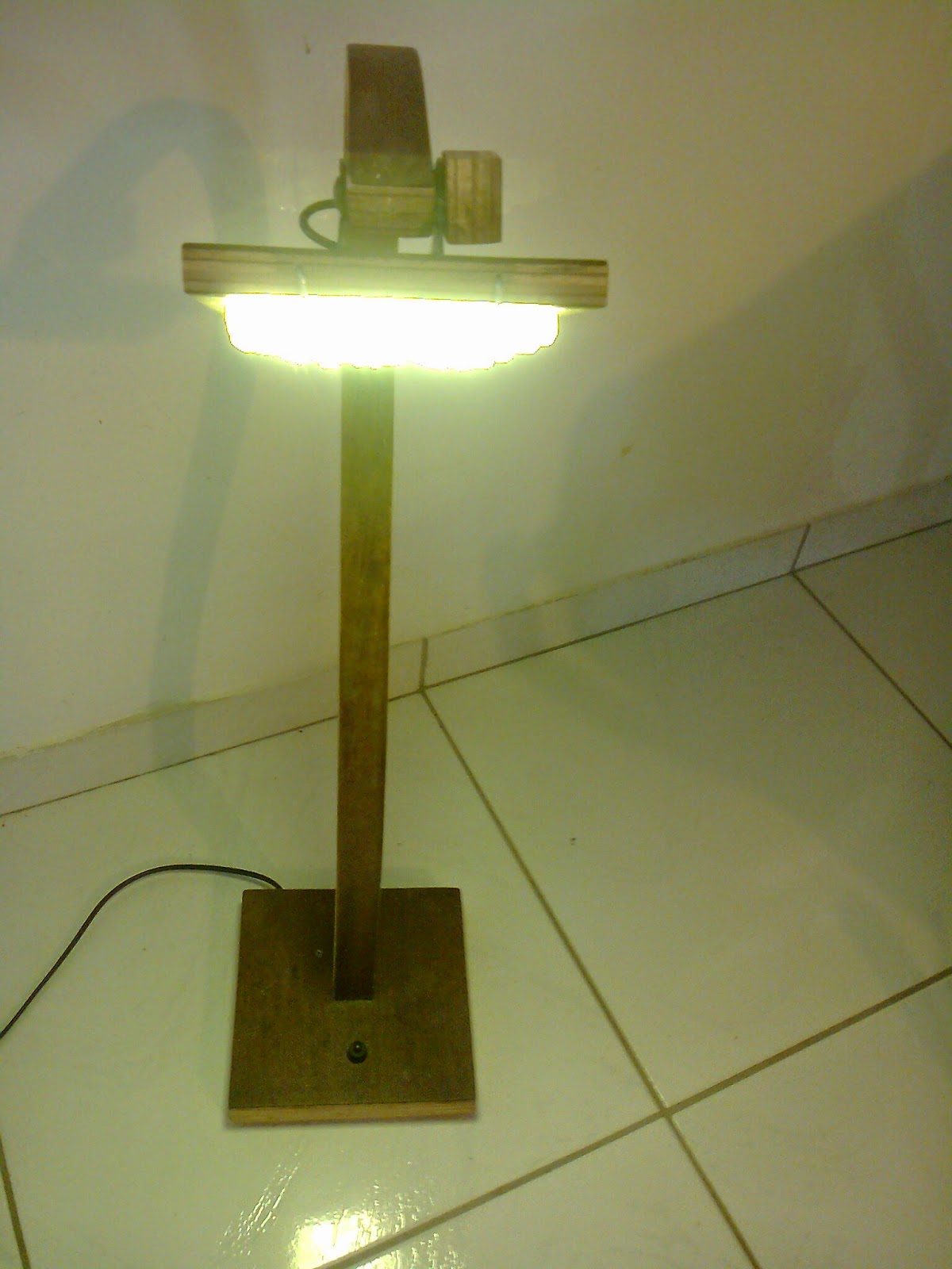 Lumiar Luminária de chão construída com lâminas de madeira, vidro