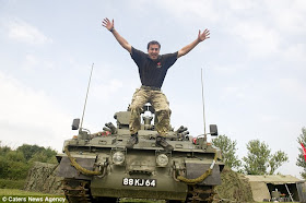(Foto) Suami Istri Ini Hobi Koleksi Tank Dan Kendaraan Perang