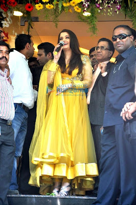 Aishwarya looking gorgeous in inaugurates Kalyan Jewellers' showroom 