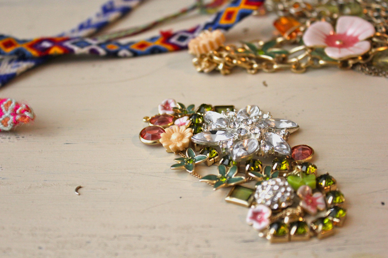 SPARKLY LADIES! CRAFT WEDNESDAY RECYCLE OLD BROKEN JEWELRY INTO NEW BRACELET