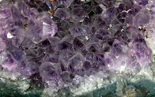 using crystals to balance your chakras and aura
