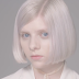 AURORA nos encanta outra vez, agora com o clipe para a sua versão de "Half The World Away"