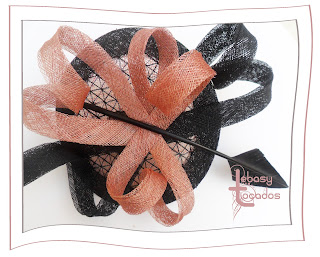 Tocado en negro y rosa de Lebasy Tocados modelo Laura Tocado en negro y rosa de Lebasy Tocados modelo Laura