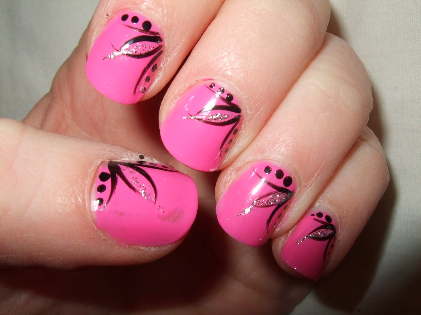 nail art design white and pink