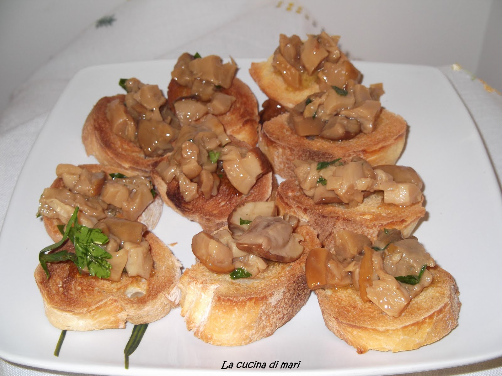 La cucina di Mari Crostini ai funghi porcini