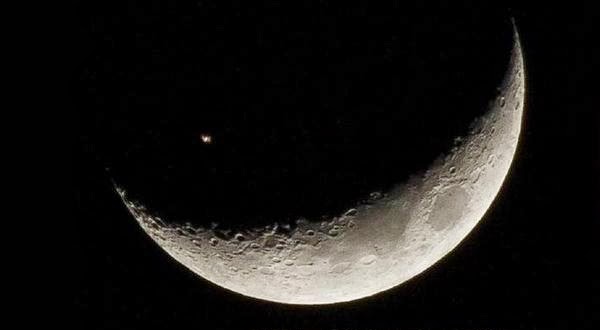 ISS Terlihat Saat Melintasi Bulan Sabit Terekam Kamera