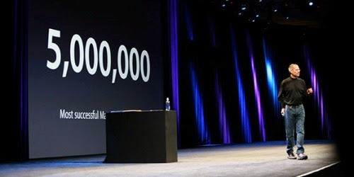 Steve Jobs adalah tokoh yang dianggap paling jago membuat presentasi yang keren elegan jelas dan menarik