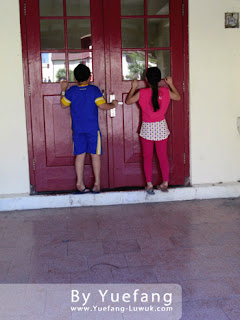 Children were peeping a room in Fort Rotterdam Peeping_a _room_in_fort_rotterdam