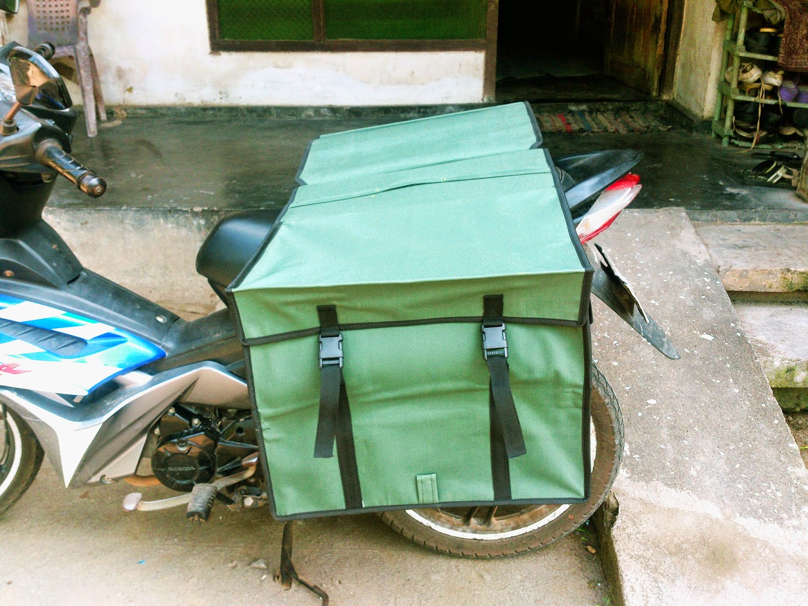 Tas Motor Samping <img src="Tas Motor Samping.jpg" alt="Tas Motor Yang ditaruh diSamping">