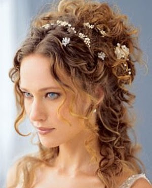 - Natural Frisuren mit Blumen für die Braut -