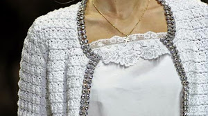 Traje saco, blusa y falda tejido al crochet combinados con lino de dama