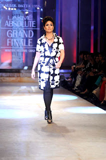 Kareena Kapoor walks on the Ramp at Lakme Fashion Week 2012 grand finale