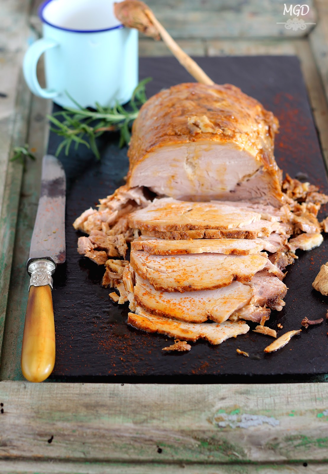 Lomo adobado presnetado en plato de pizarra